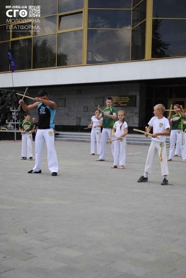 На День молоді в центрі Луцька билися, танцювали та змагалися. ФОТО